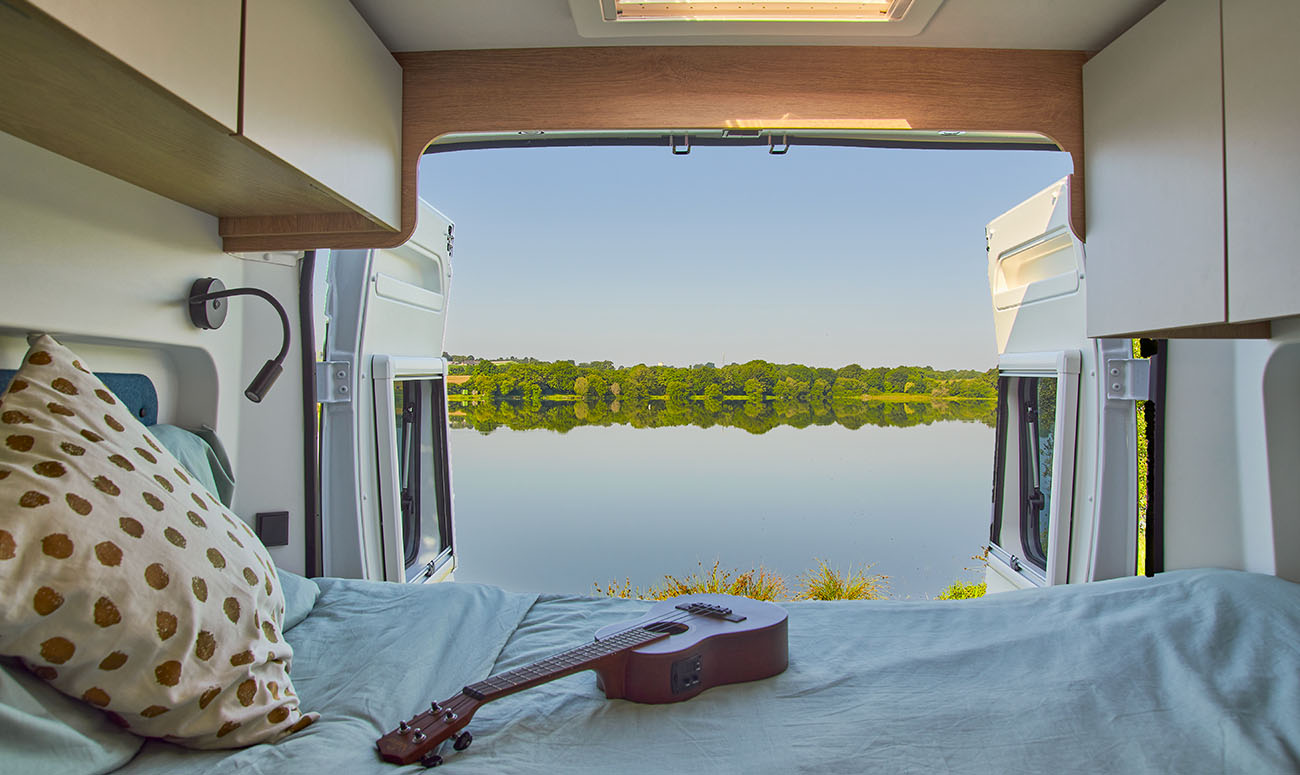 fourgon améangé joa camp avec lit garage vue sur lac