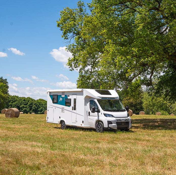 Camping-car Joa Camp dans un champ